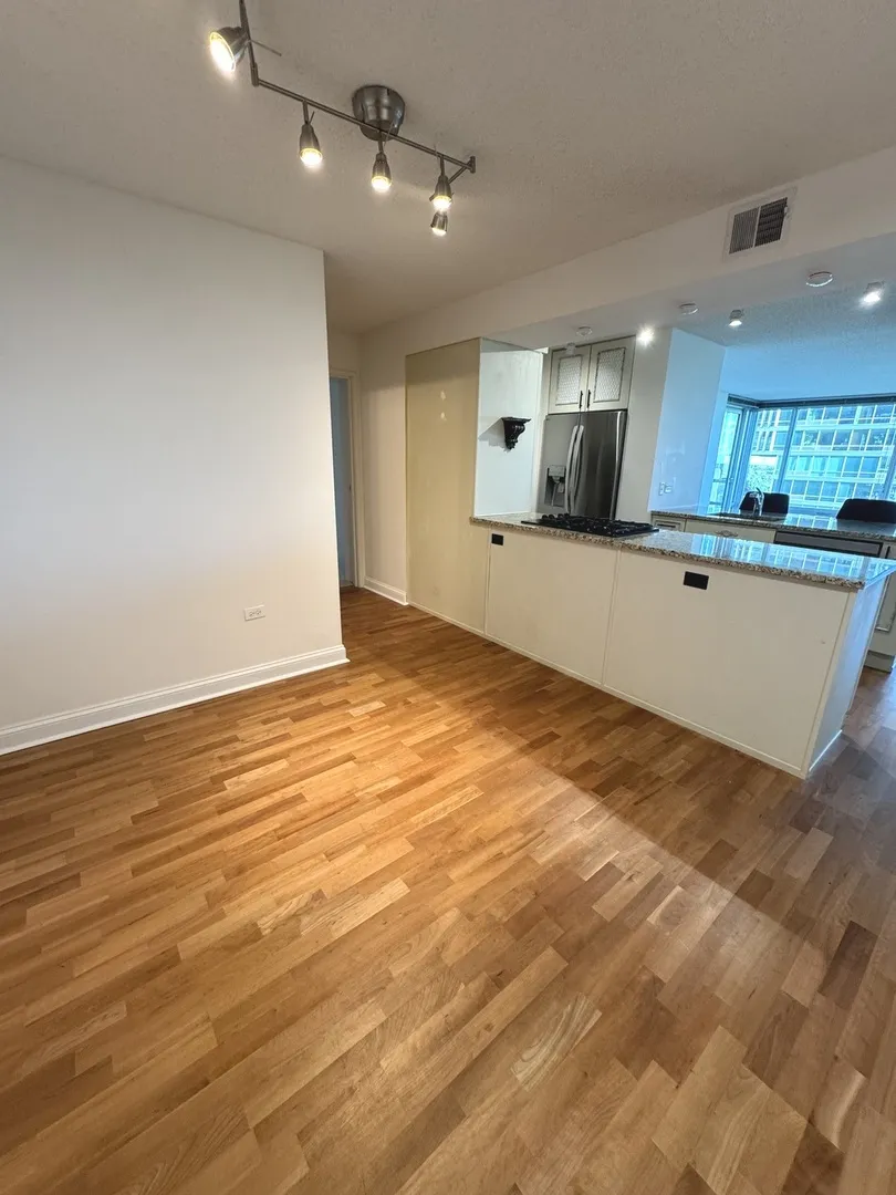 9725 Woods Dr, ,  60077, USA 60077-Skokie-IL