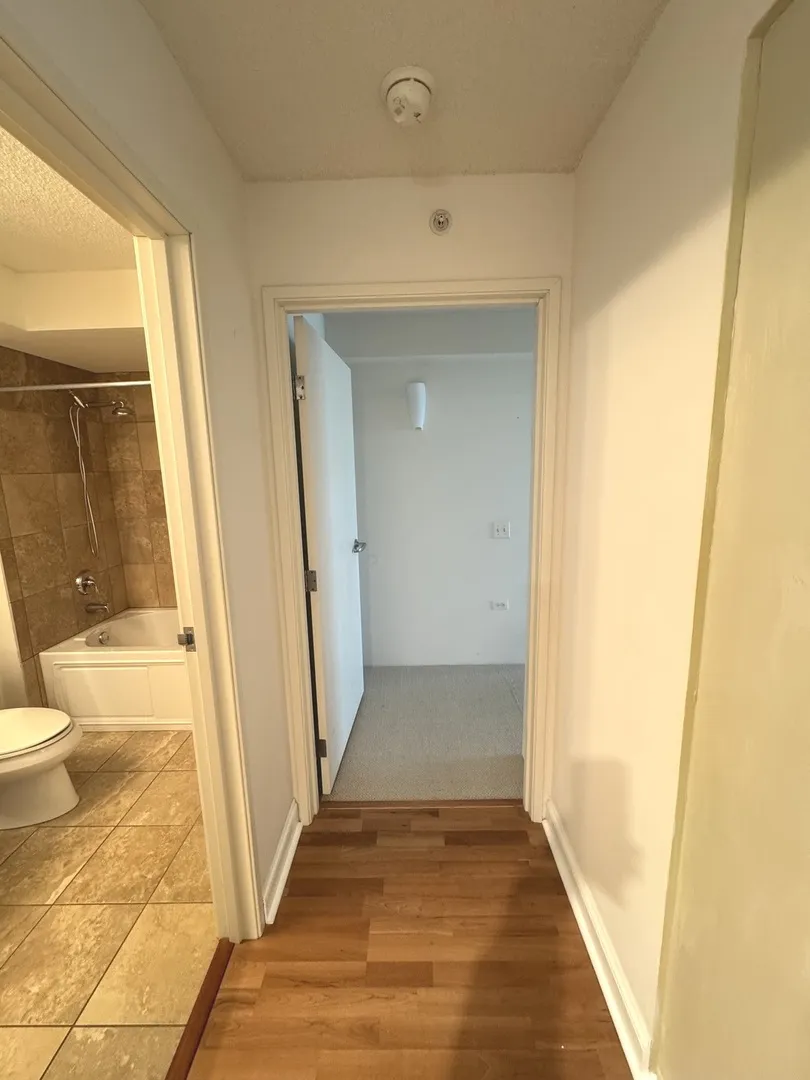 9725 Woods Dr, ,  60077, USA 60077-Skokie-IL