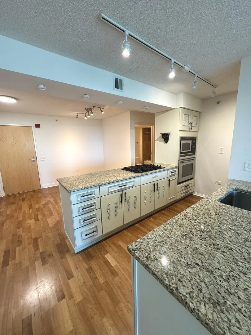 9725 Woods Dr, ,  60077, USA 60077-Skokie-IL