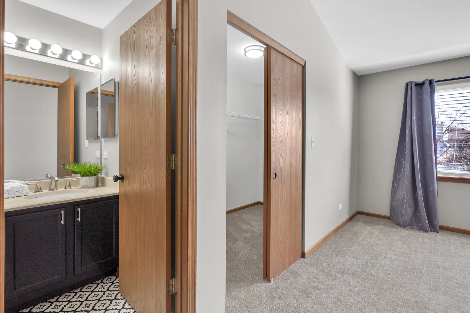 239 Camel Bend Ct, , 60194, USA 60194-Schaumburg-IL