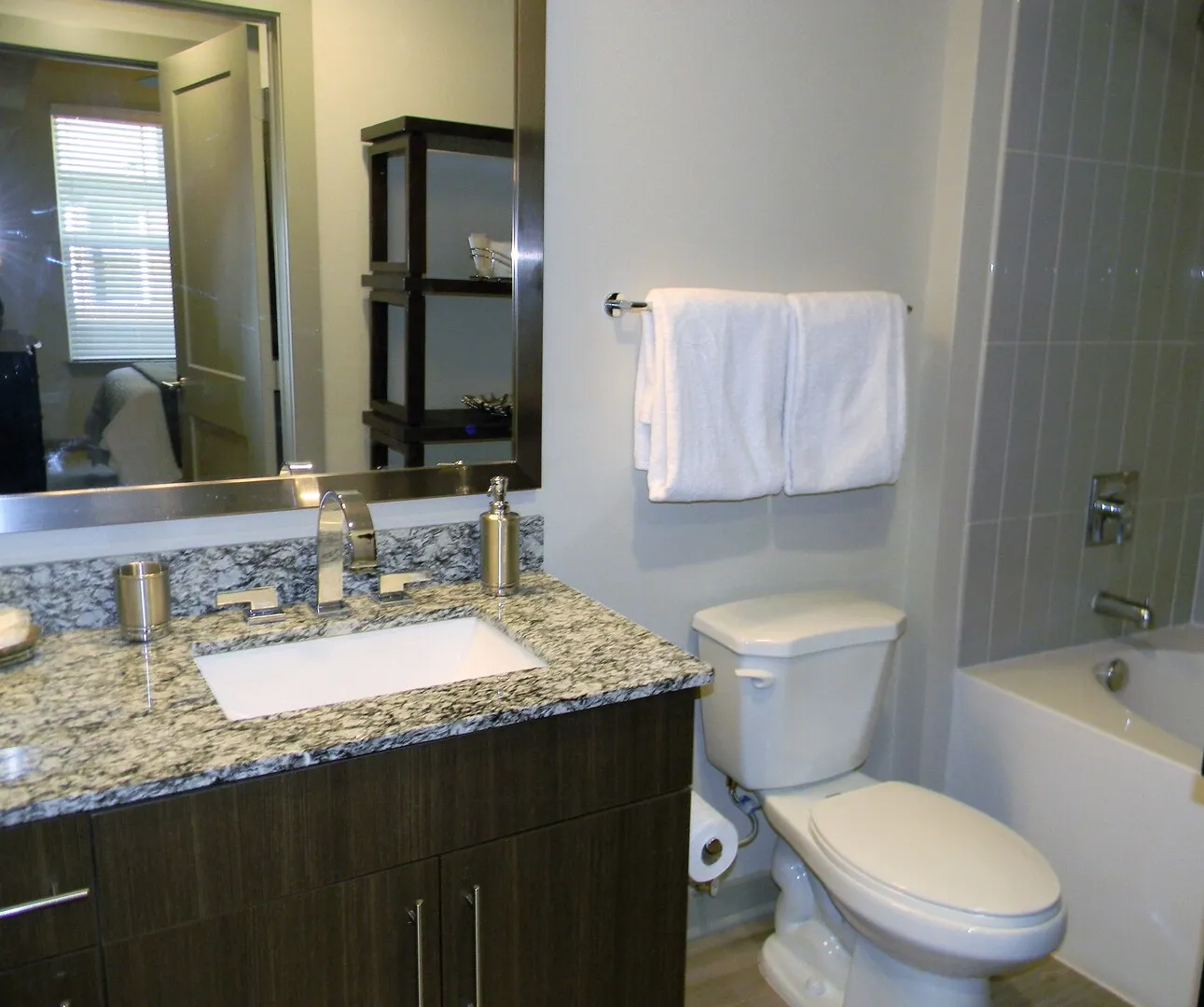 680 E Algonquin Rd, ,  60173, USA 60173-Schaumburg-IL