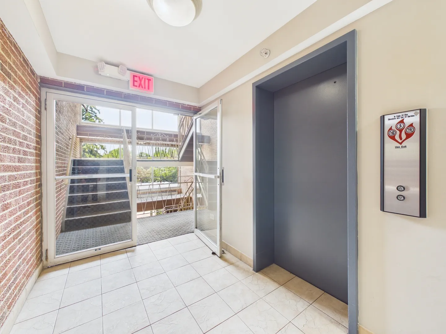 2210 S Goebbert Rd, , 60005, USA 60005-Arlington Heights-IL