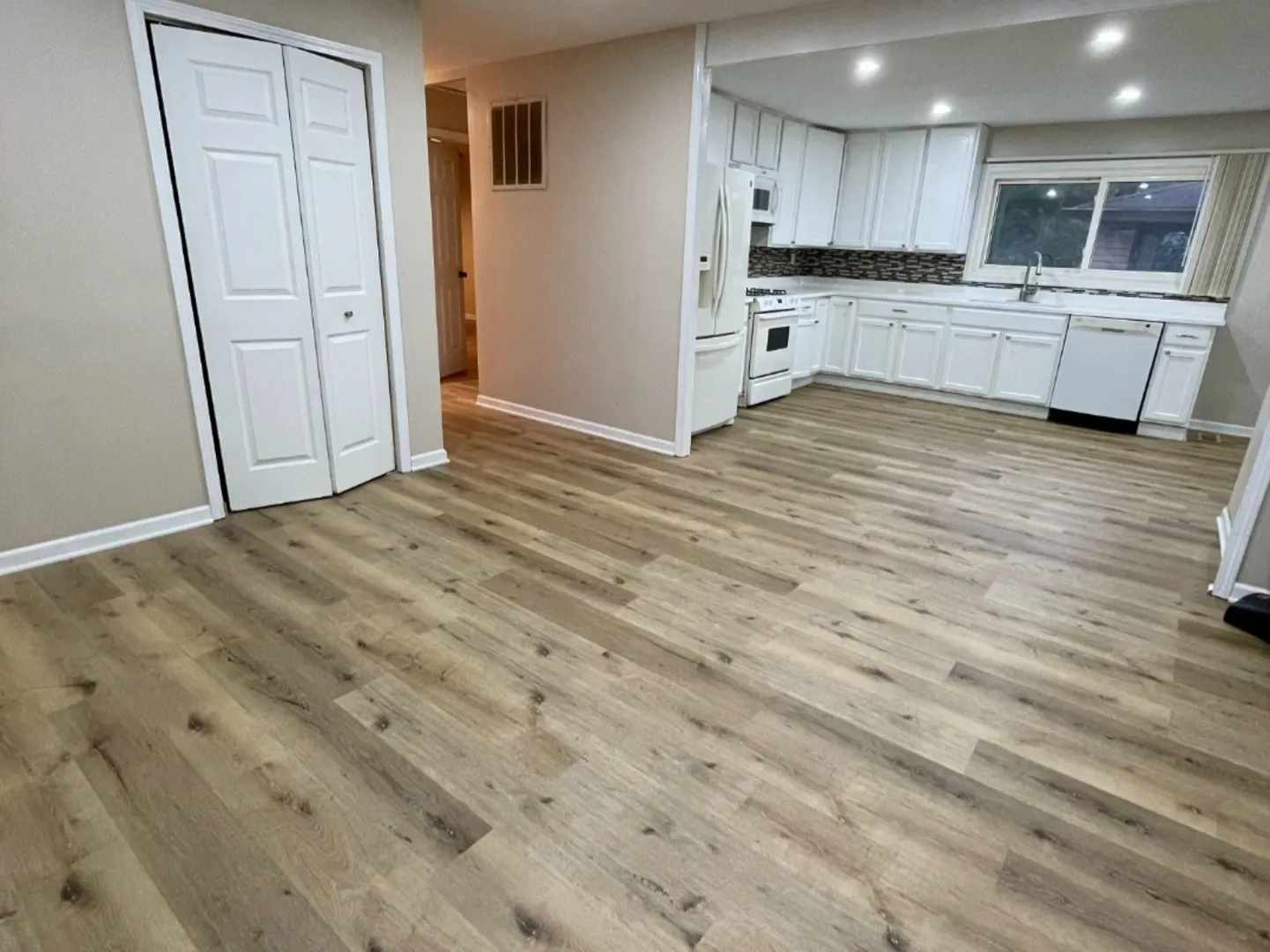 420 Garland Ave, ,  60446, USA 60446-Romeoville-IL