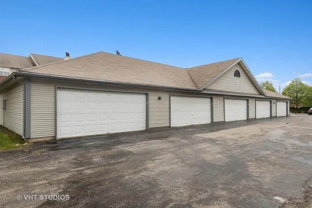 33 Kensington Cir, ,  60189, USA 60189-Wheaton-IL