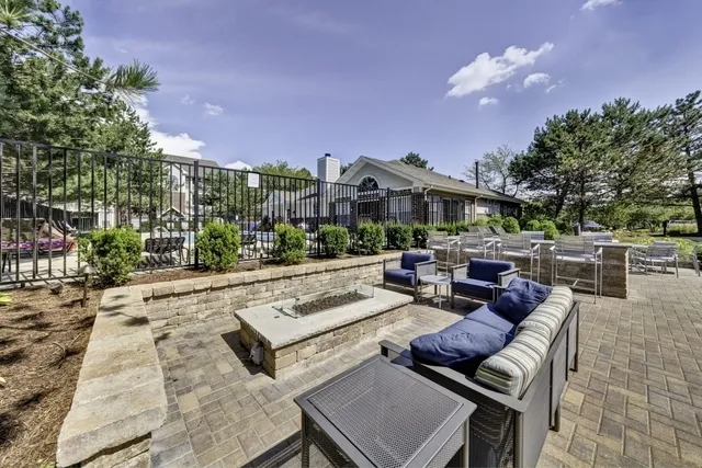 8 Sterling Cir, ,  60189, USA 60189-Wheaton-IL