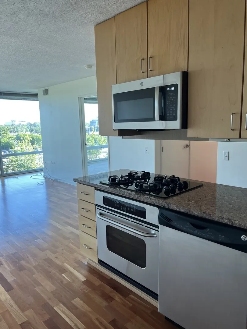 9725 Woods Dr, , 60077, USA 60077-Skokie-IL