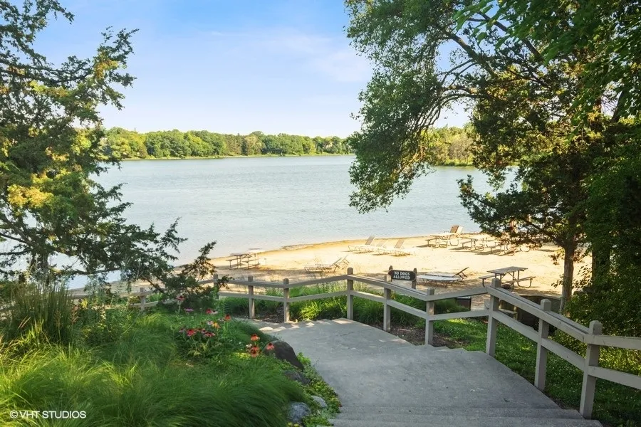 25 N Shoreline Rd, , 60010, USA 60010-Lake Barrington-IL