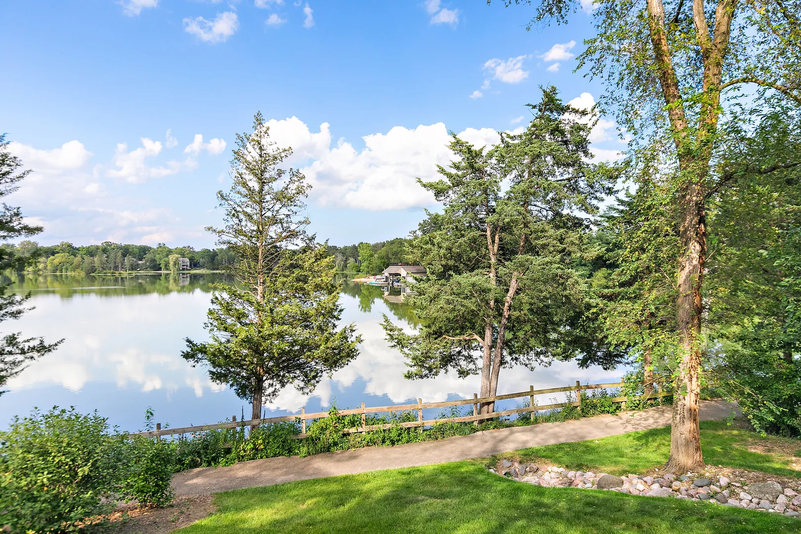 25 N Shoreline Rd, , 60010, USA 60010-Lake Barrington-IL