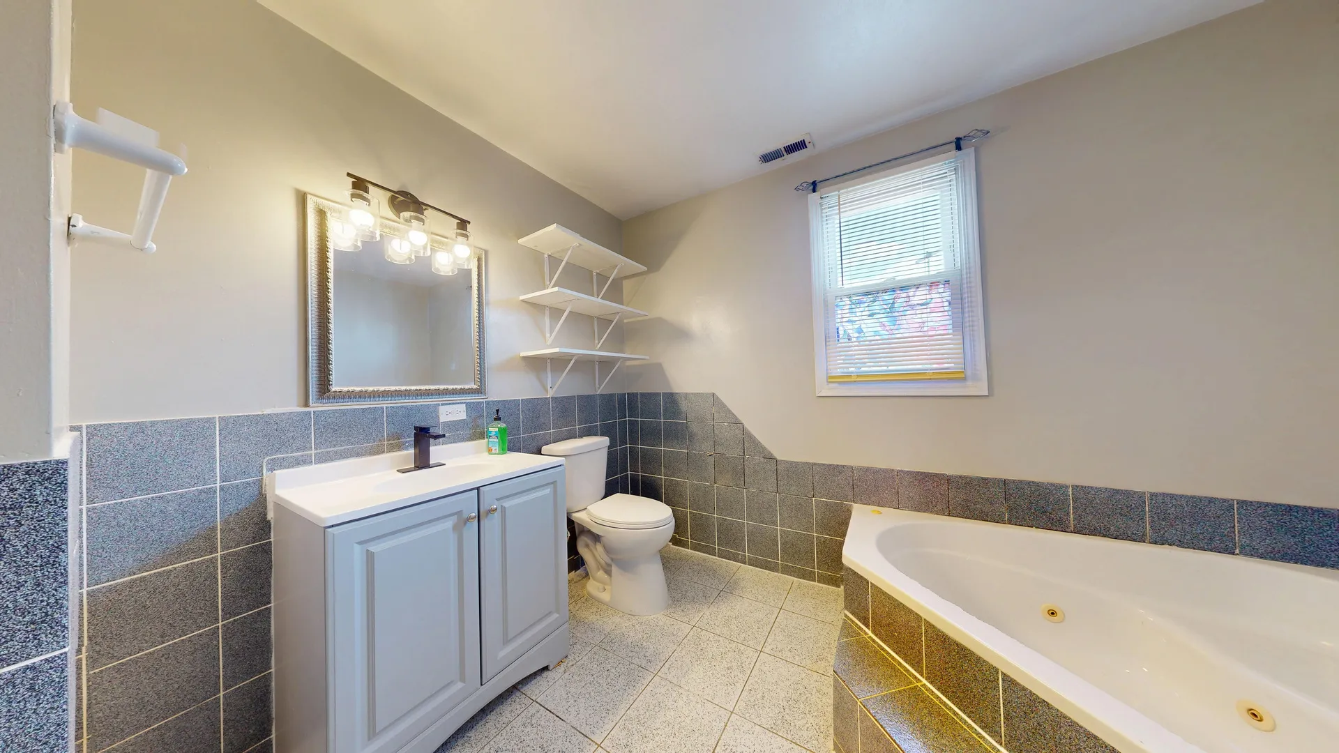 5242 W Roscoe St, , 60641, USA 60641-Chicago-IL