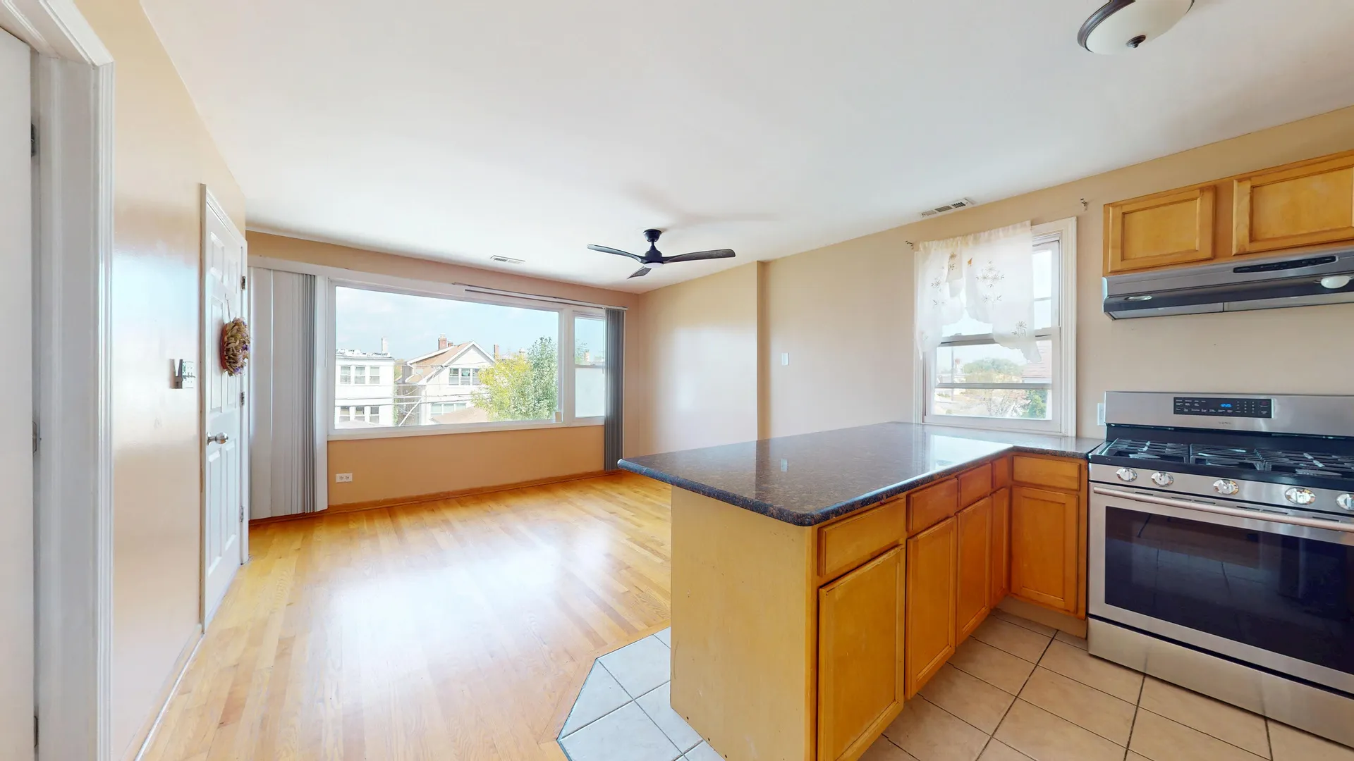 5242 W Roscoe St, , 60641, USA 60641-Chicago-IL