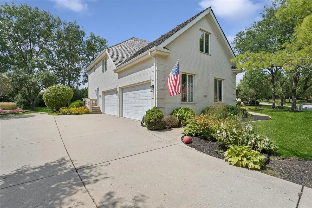 9200 Falling Waters Dr W, , 60527, USA 60527-Burr Ridge-IL