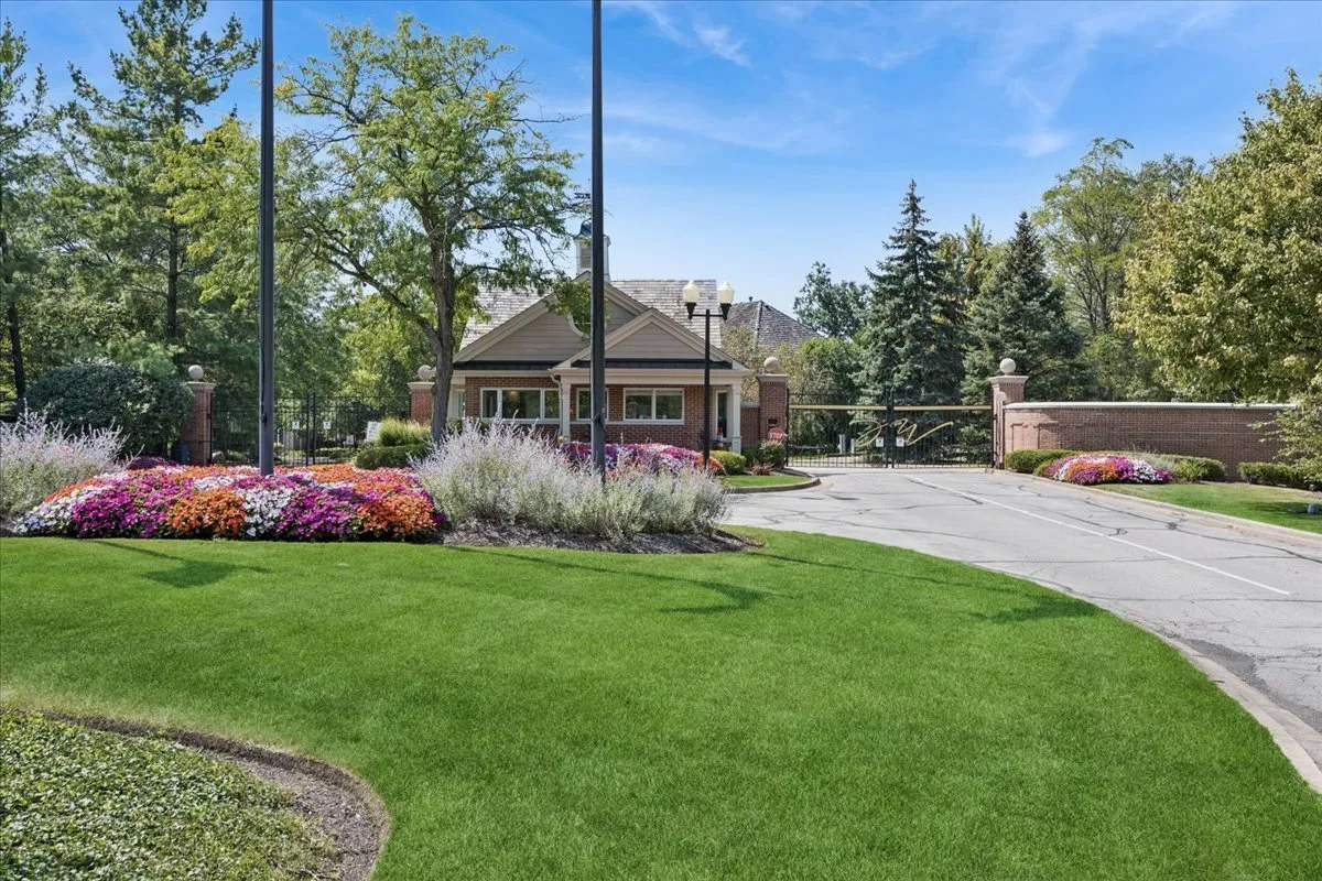9200 Falling Waters Dr W, , 60527, USA 60527-Burr Ridge-IL