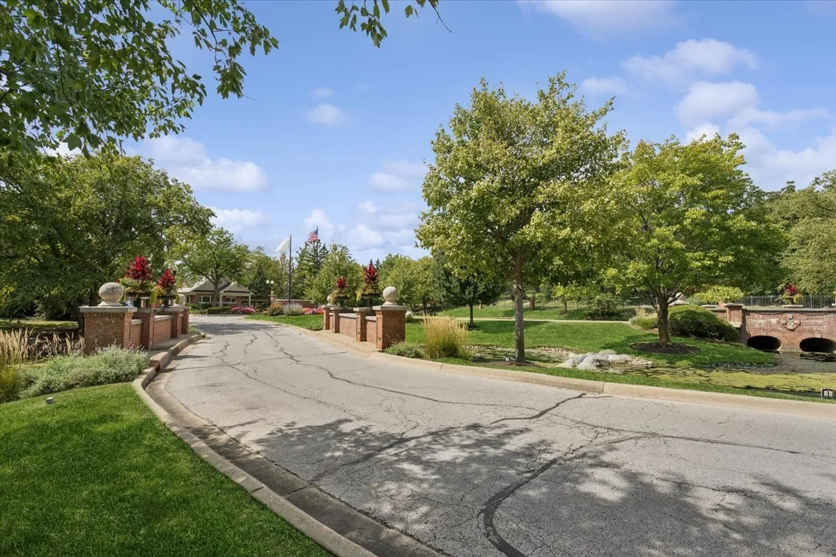 9200 Falling Waters Dr W, , 60527, USA 60527-Burr Ridge-IL