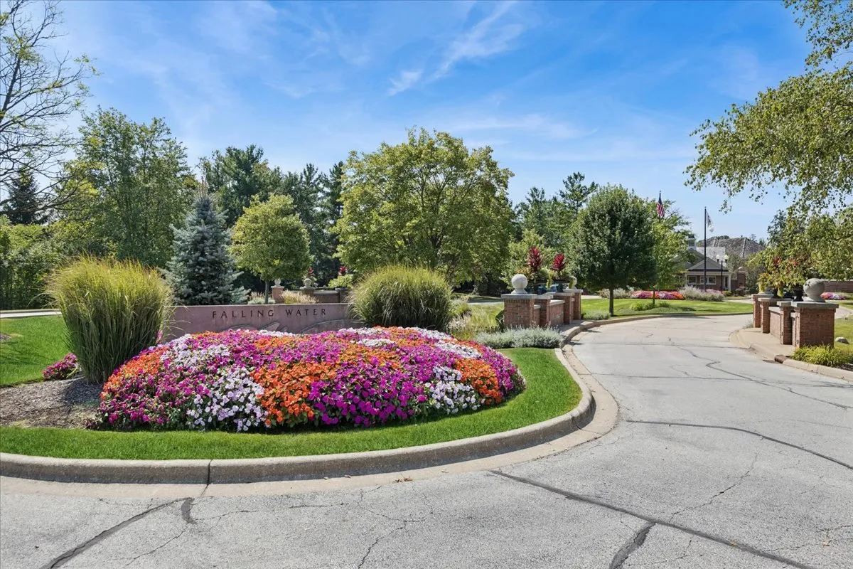 9200 Falling Waters Dr W, , 60527, USA 60527-Burr Ridge-IL