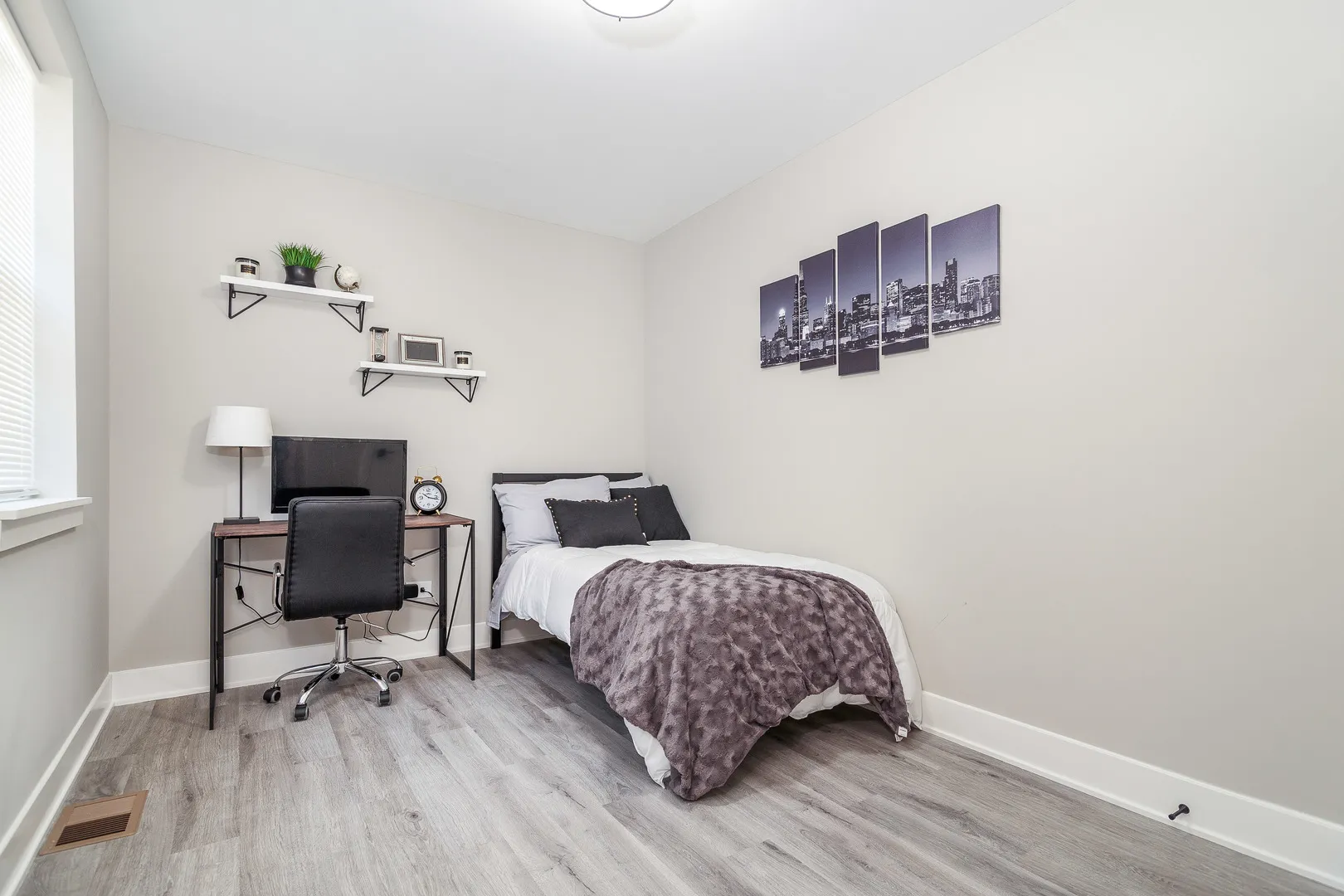 7205 S Ridgeland Ave, , 60649, USA 60649-Chicago-IL