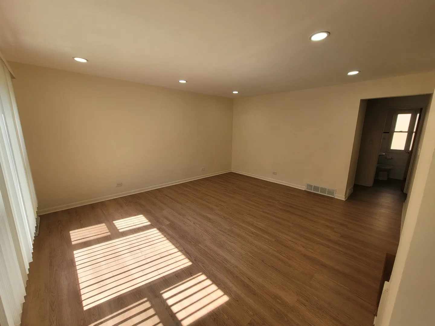 8950  Blvd, ,  60077, USA 60077-Skokie-IL