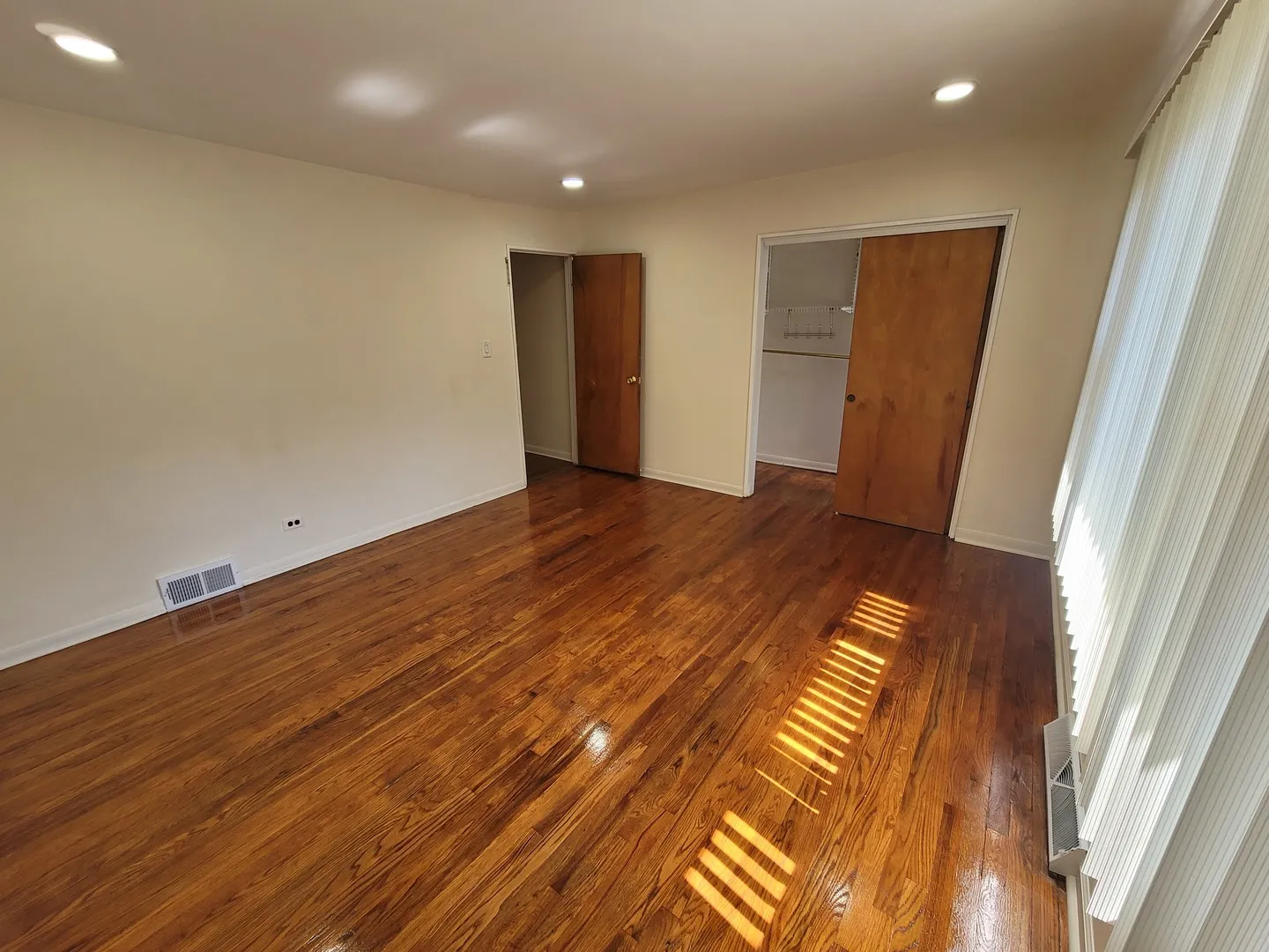 8950  Blvd, ,  60077, USA 60077-Skokie-IL