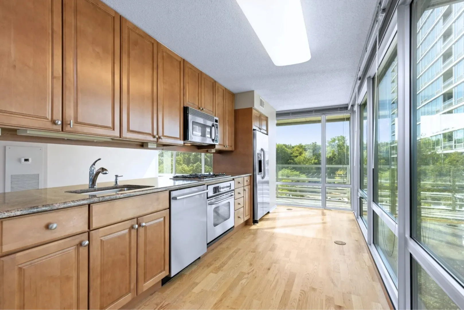 9715 Woods Dr, ,  60077, USA 60077-Skokie-IL