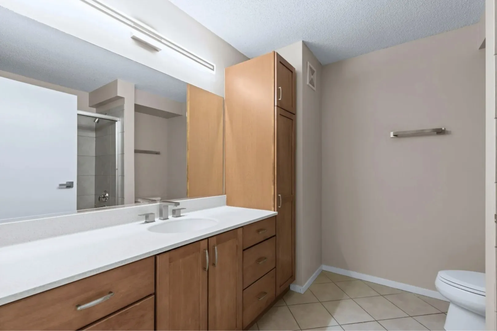 9715 Woods Dr, ,  60077, USA 60077-Skokie-IL