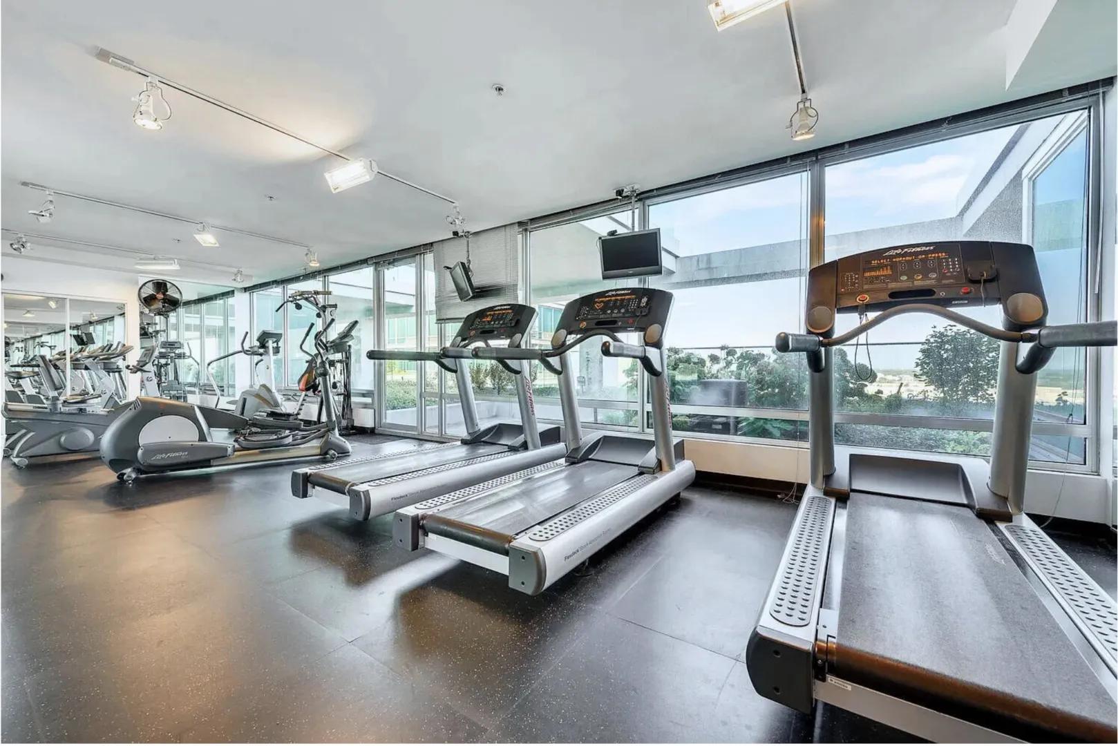 9715 Woods Dr, ,  60077, USA 60077-Skokie-IL