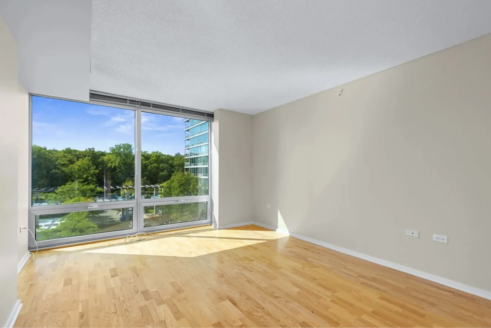 9715 Woods Dr, ,  60077, USA 60077-Skokie-IL