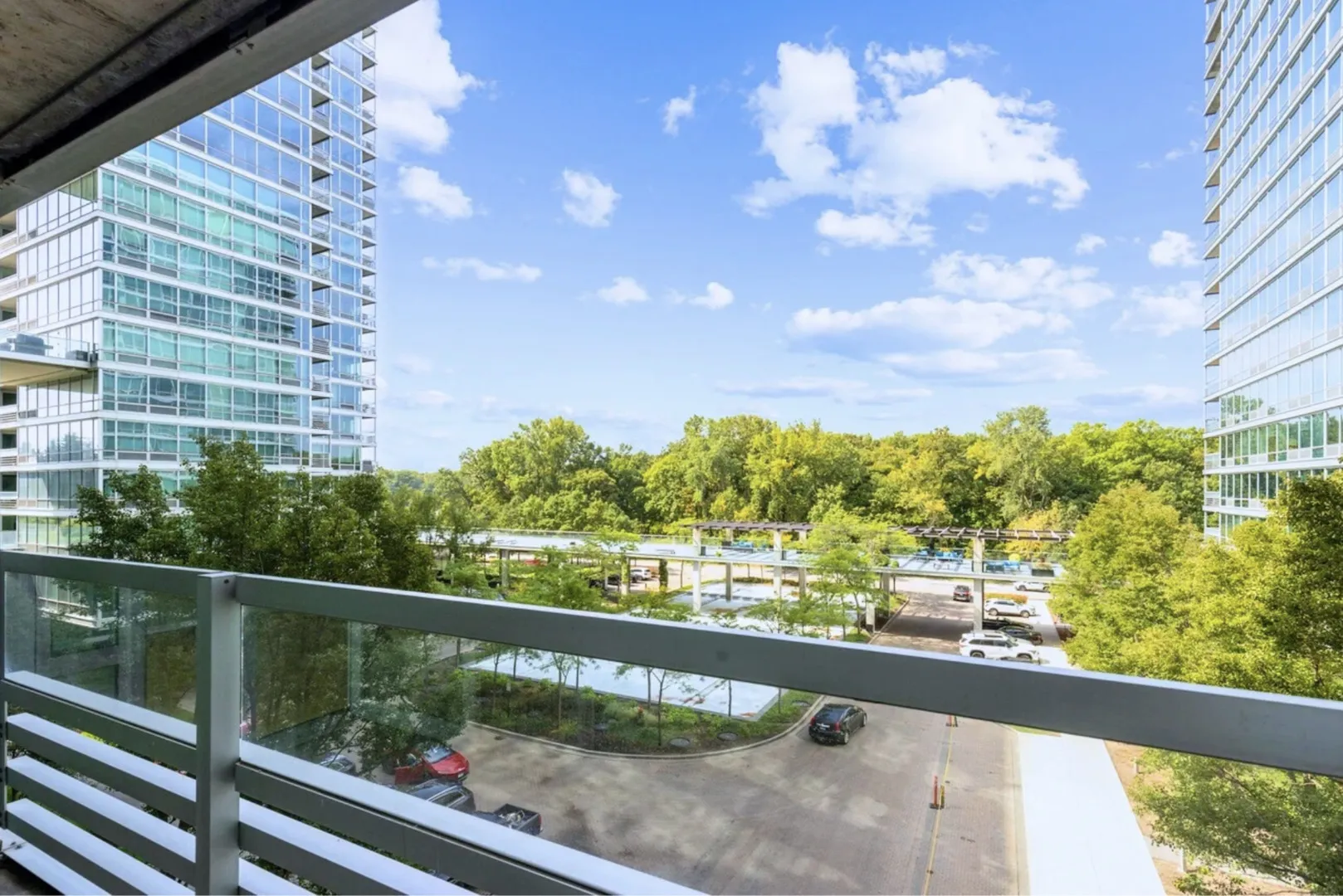 9715 Woods Dr, ,  60077, USA 60077-Skokie-IL