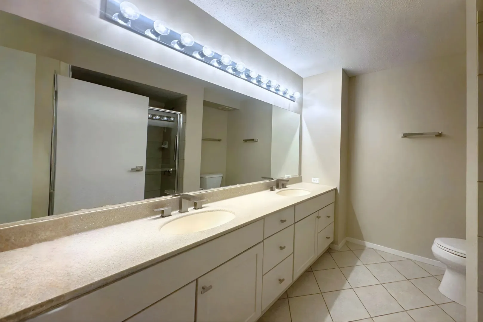 9715 Woods Dr, ,  60077, USA 60077-Skokie-IL