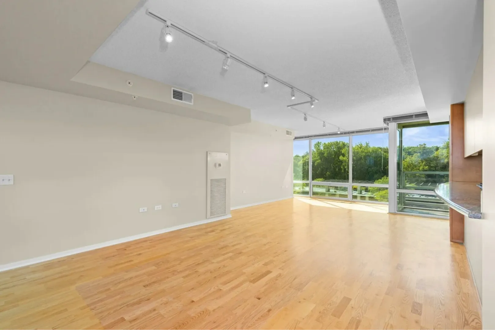 9715 Woods Dr, ,  60077, USA 60077-Skokie-IL