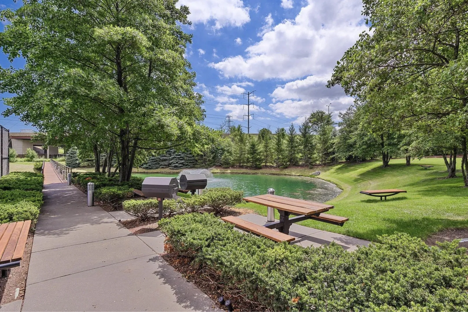 9715 Woods Dr, ,  60077, USA 60077-Skokie-IL