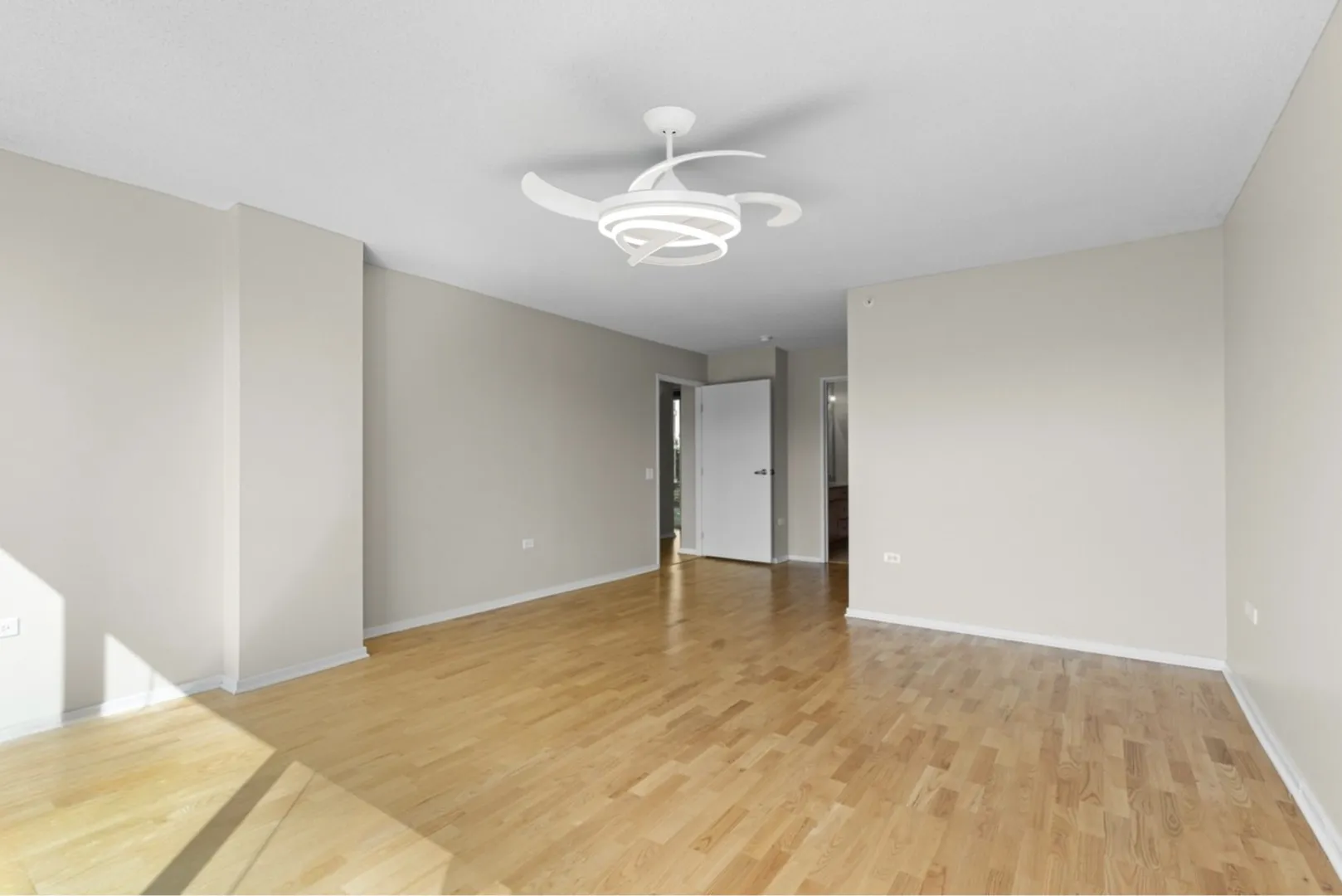 9715 Woods Dr, ,  60077, USA 60077-Skokie-IL