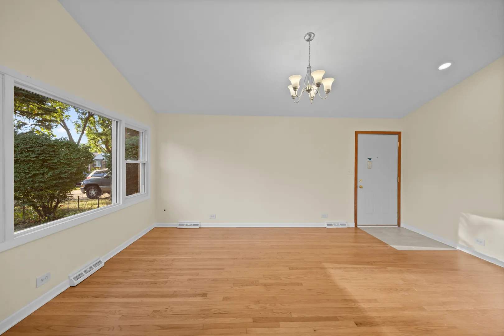 9752 Tripp Ave, ,  60076, USA 60076-Skokie-IL