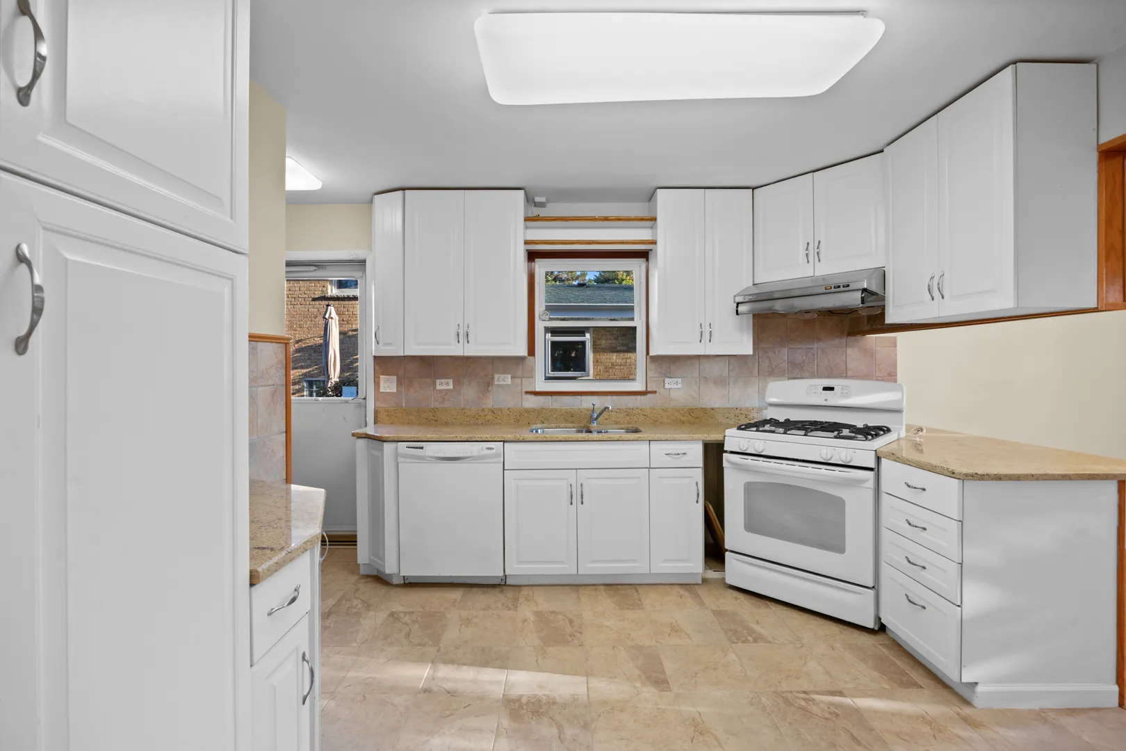 9752 Tripp Ave, ,  60076, USA 60076-Skokie-IL