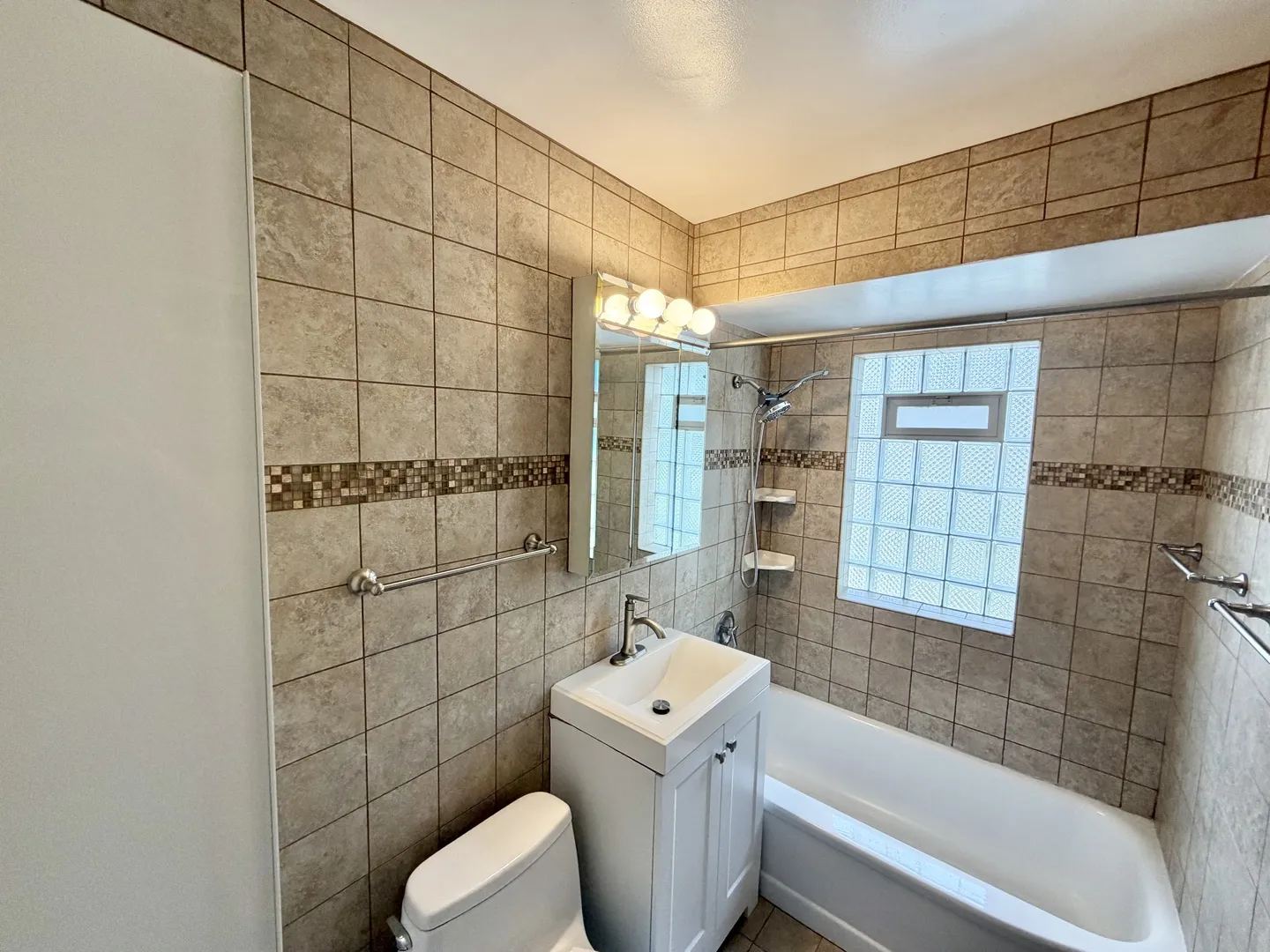 5816 W Greenleaf Ave, , 60646, USA 60646-Chicago-IL