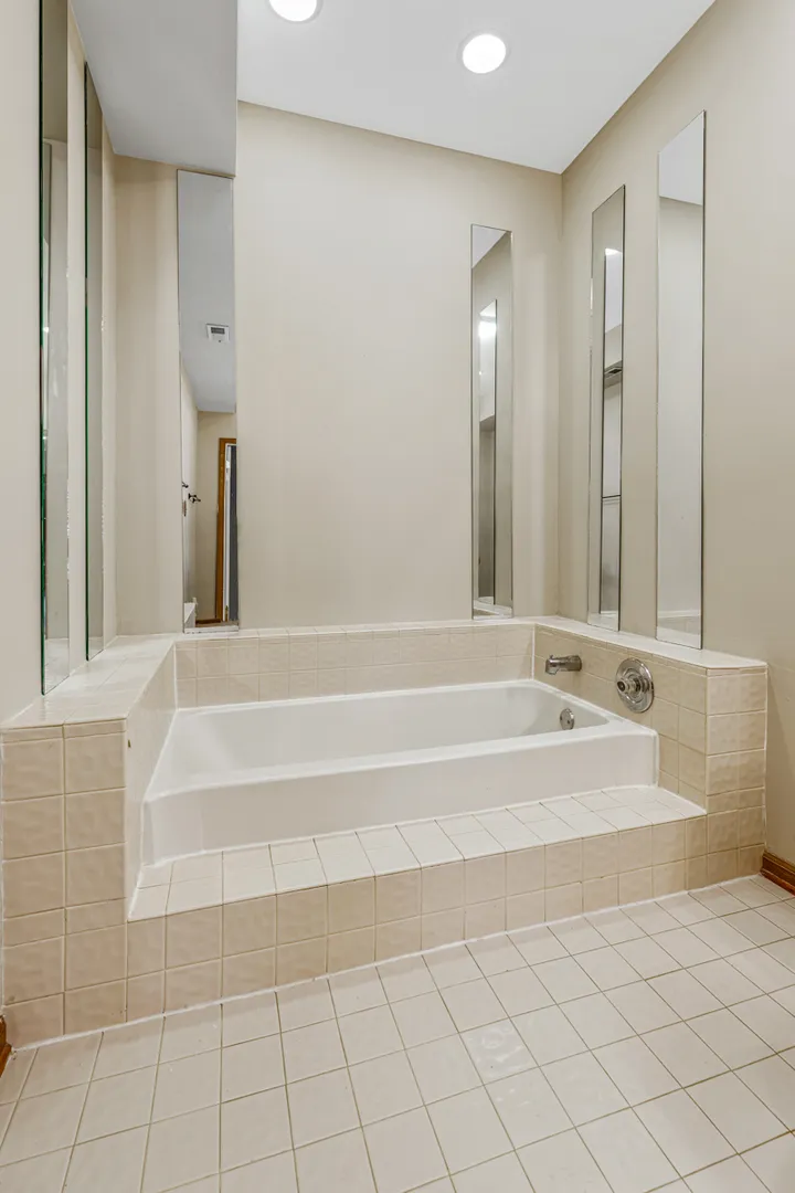 1665 Commodore Ct, , 60193, USA 60193-unit#7-Schaumburg-IL