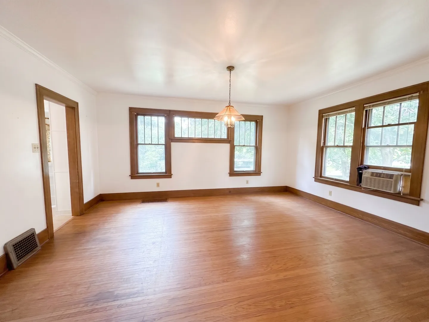 204 E South St, , 60098, USA 60098-Woodstock-IL