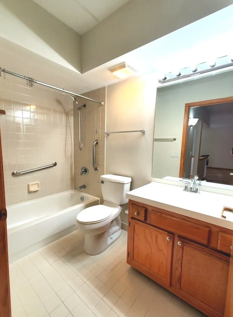 5000 Oakton St, ,  60077, USA 60077-unit#210-Skokie-IL
