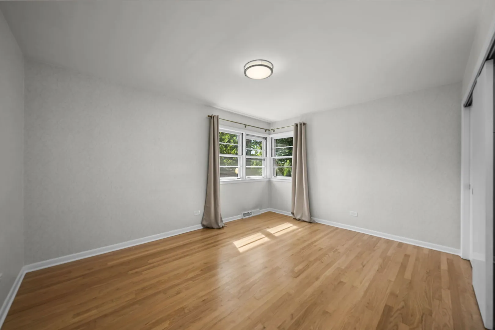 320 N Main St, Mt Prospect,  60056, USA 60056-Mount Prospect-IL