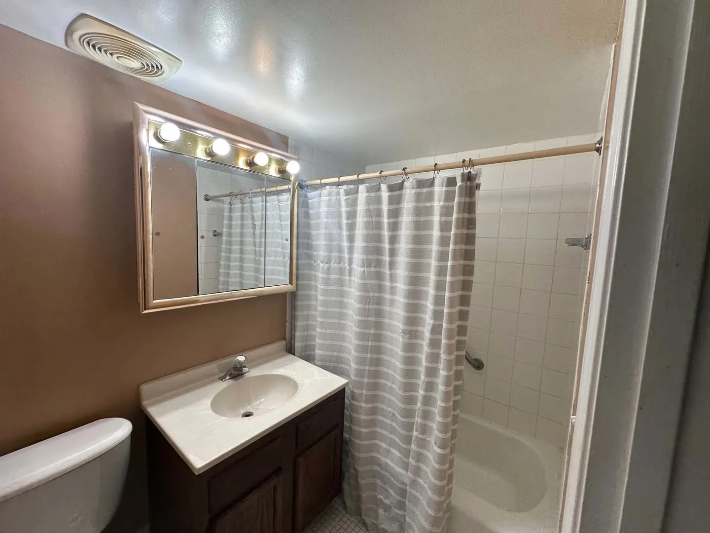 2311 S Goebbert Rd, ,  60005, USA 60005-unit#B102-Arlington Heights-IL