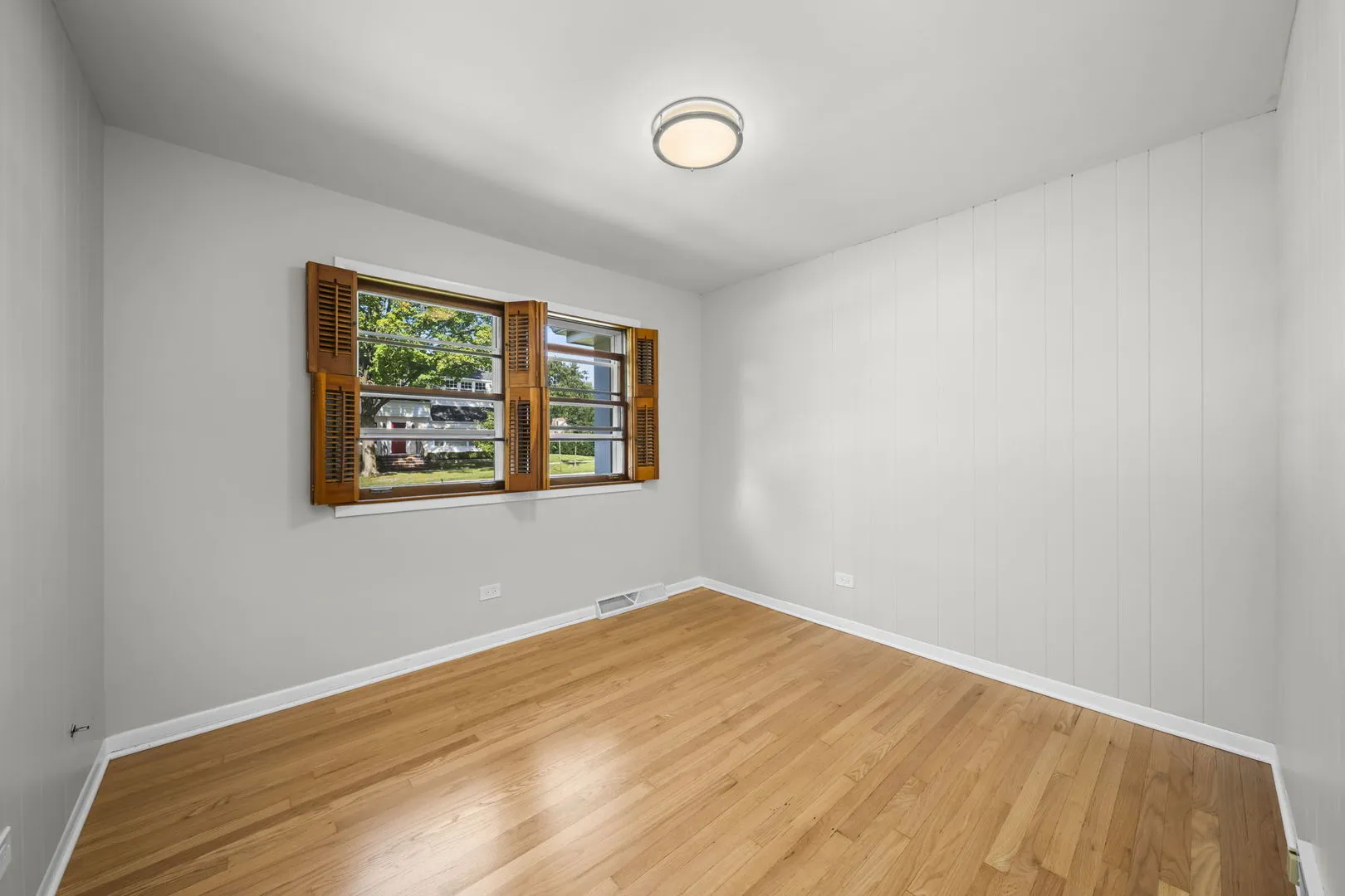 320 N Main St, Mt Prospect,  60056, USA 60056-Mount Prospect-IL