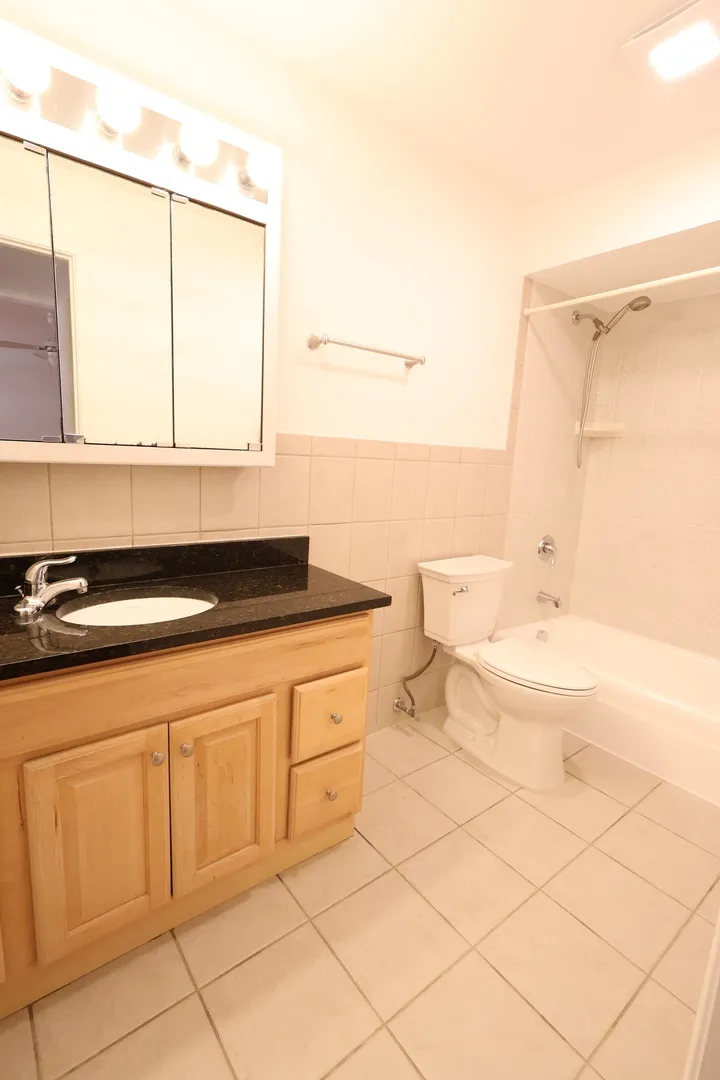 677 S River Rd, , 60016, USA 60016-unit#2A-Des Plaines-IL