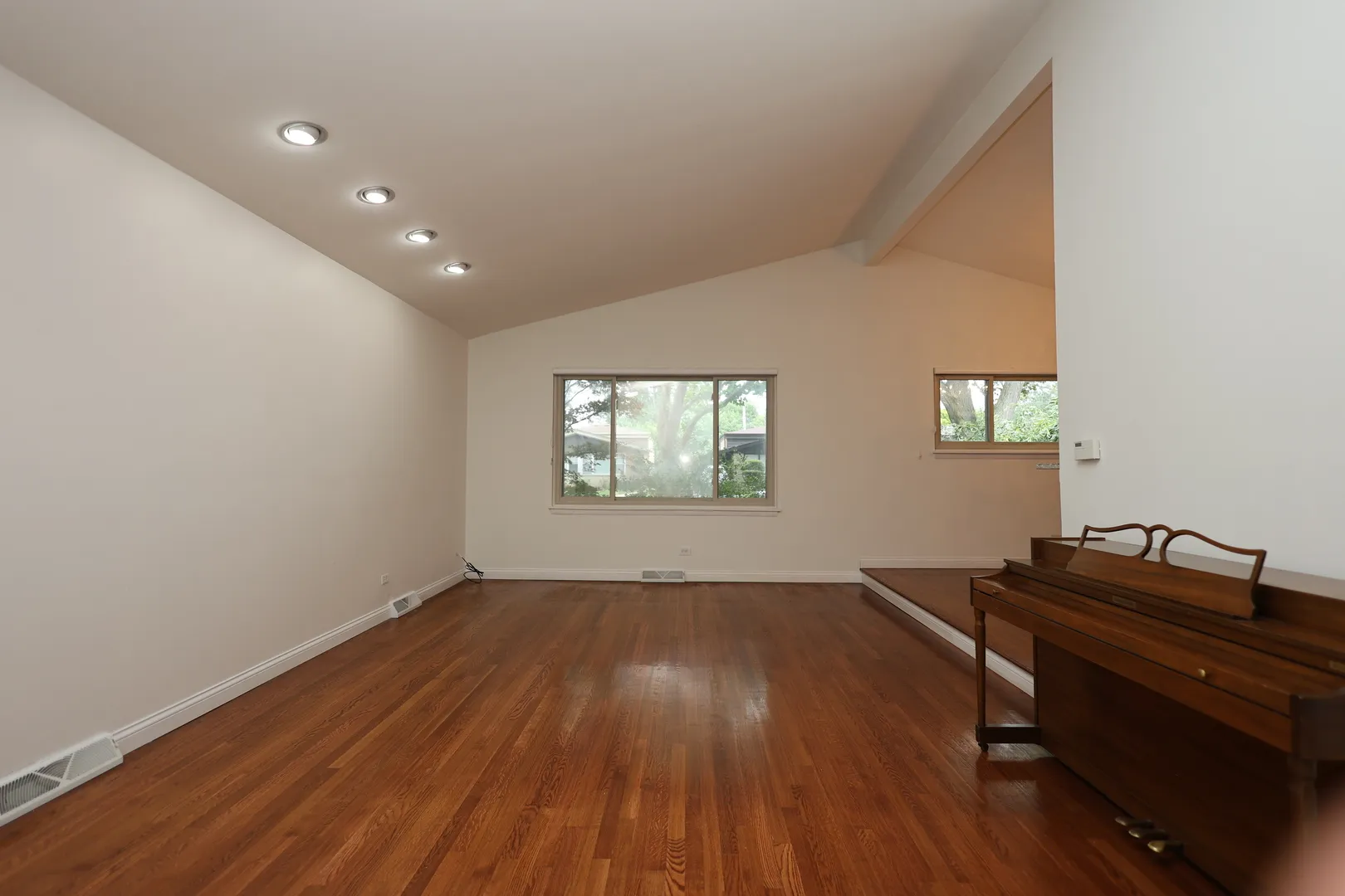 613 Leamington Ave, ,  60091, USA 60091-Wilmette-IL