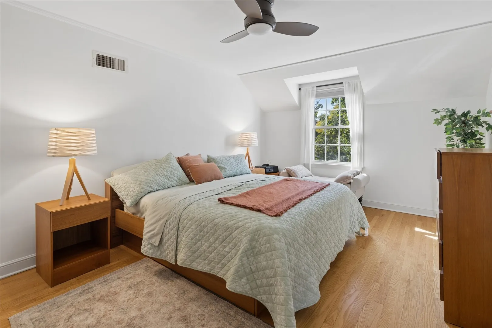 5825 N Caldwell Ave, ,  60646, USA 60646-Chicago-IL