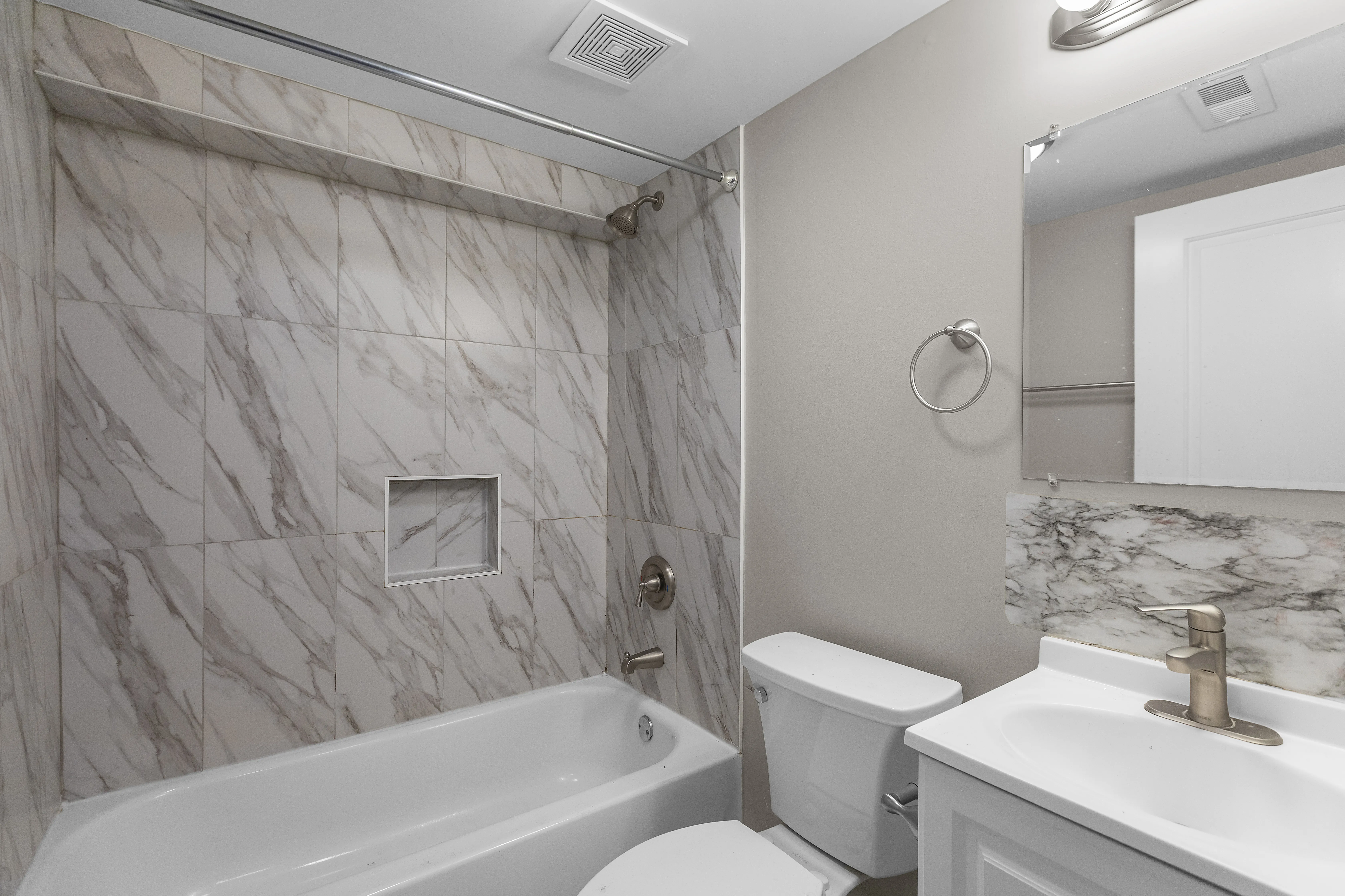 5731 N Washtenaw Ave, , 60659, USA 60659-unit#1R-Chicago-IL