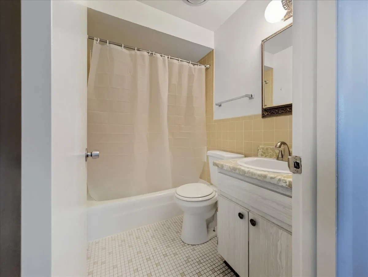 126 W Washington St, ,  60073, USA 60073-unit#323-Round Lake-IL