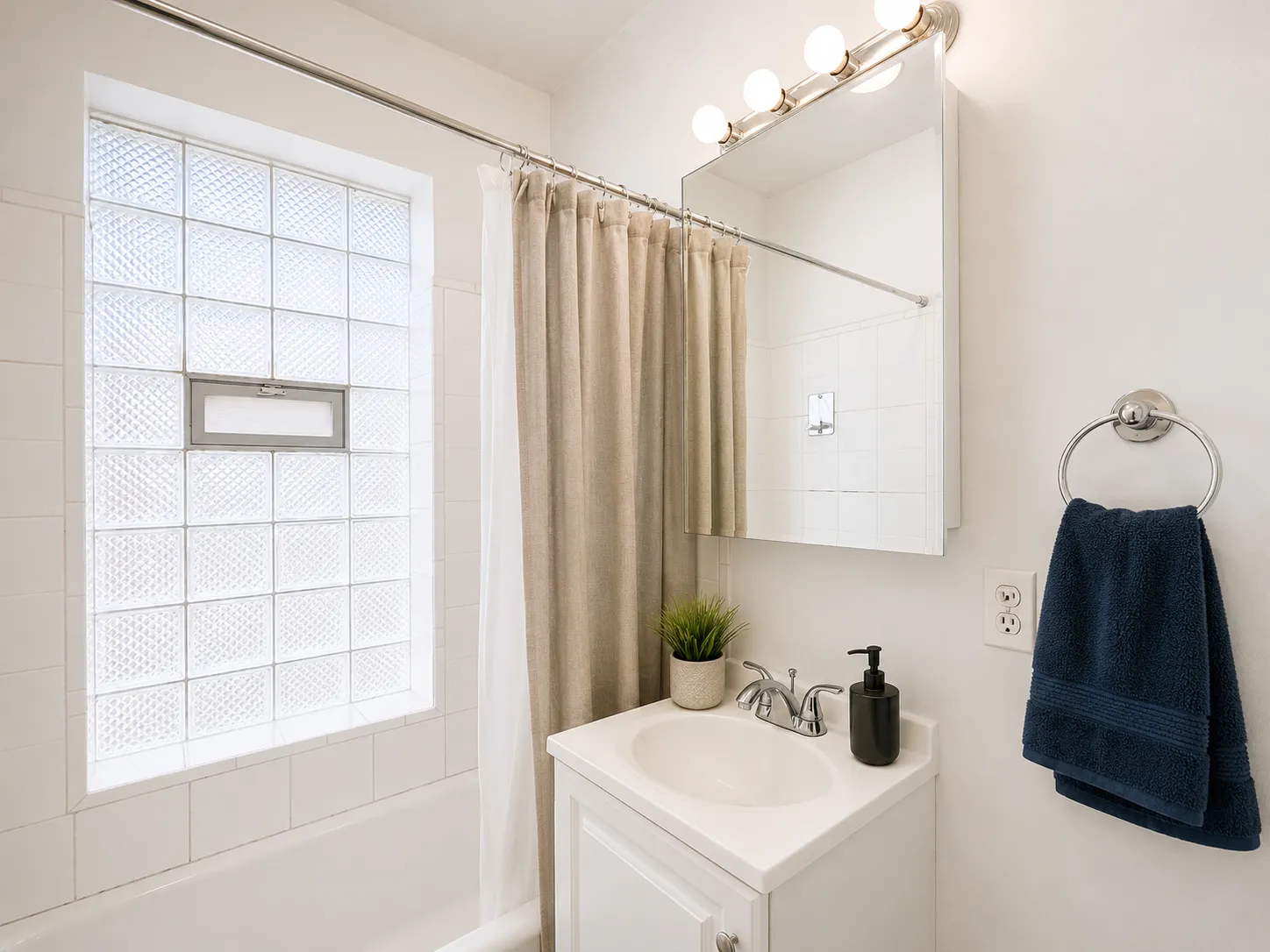 652 W Oakdale Ave, , 60657, USA 60657-unit#1N-Chicago-IL