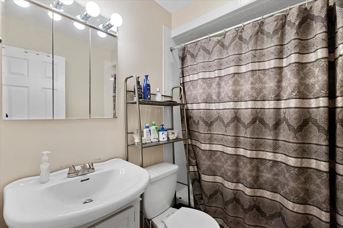 426 W Barry Ave, , 60657, USA 60657-unit#206-Chicago-IL