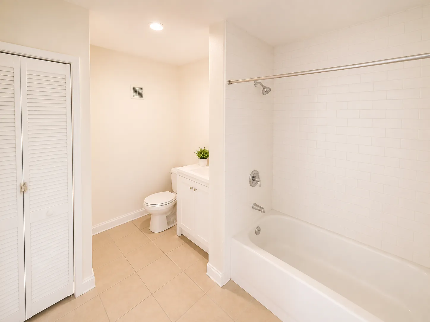 3133 W Augusta Blvd, ,  60622, USA 60622-unit#2E-Chicago-IL