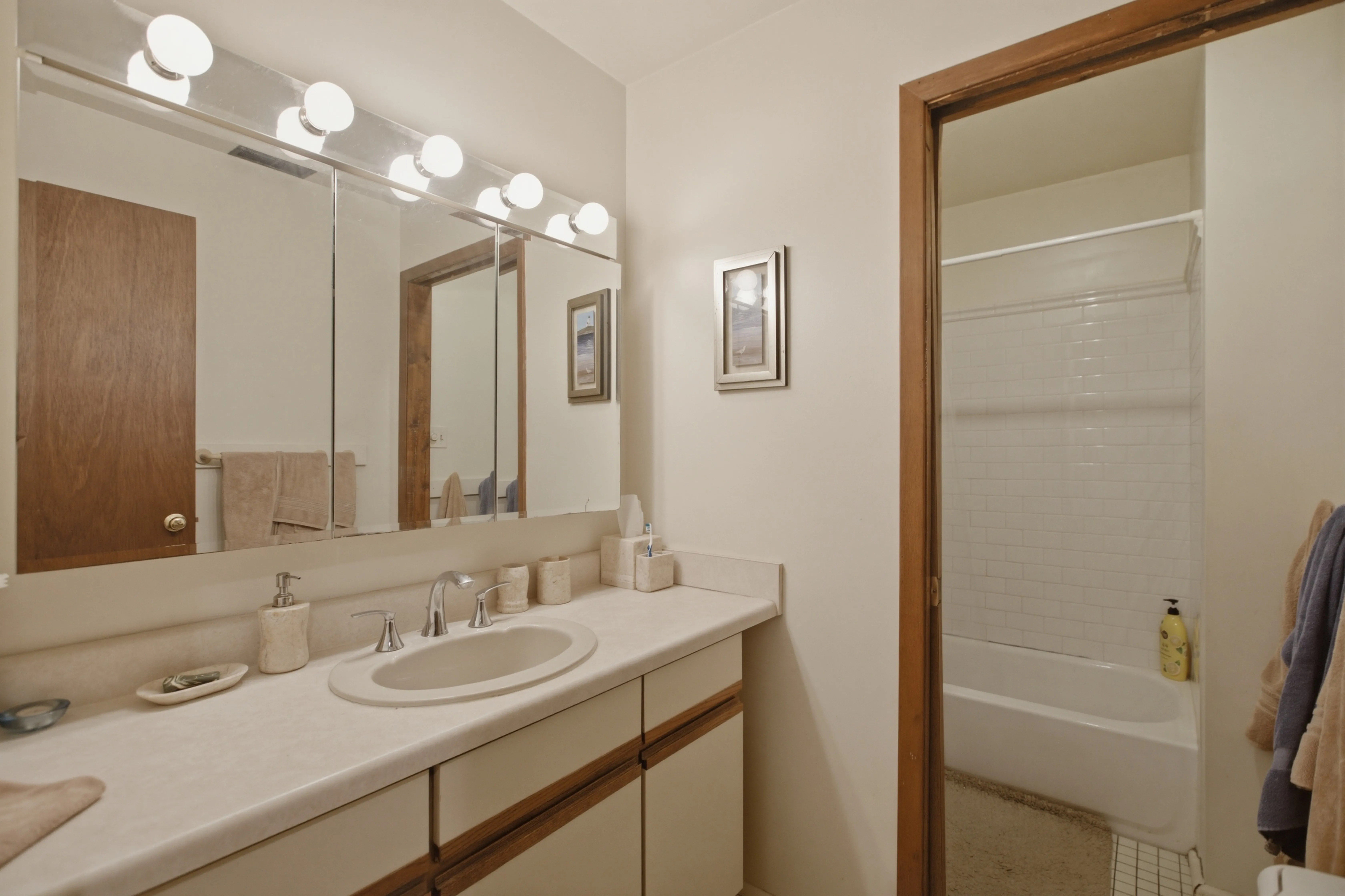 660 W Grand Ave, ,  60654, USA 60654-unit#2W-Chicago-IL