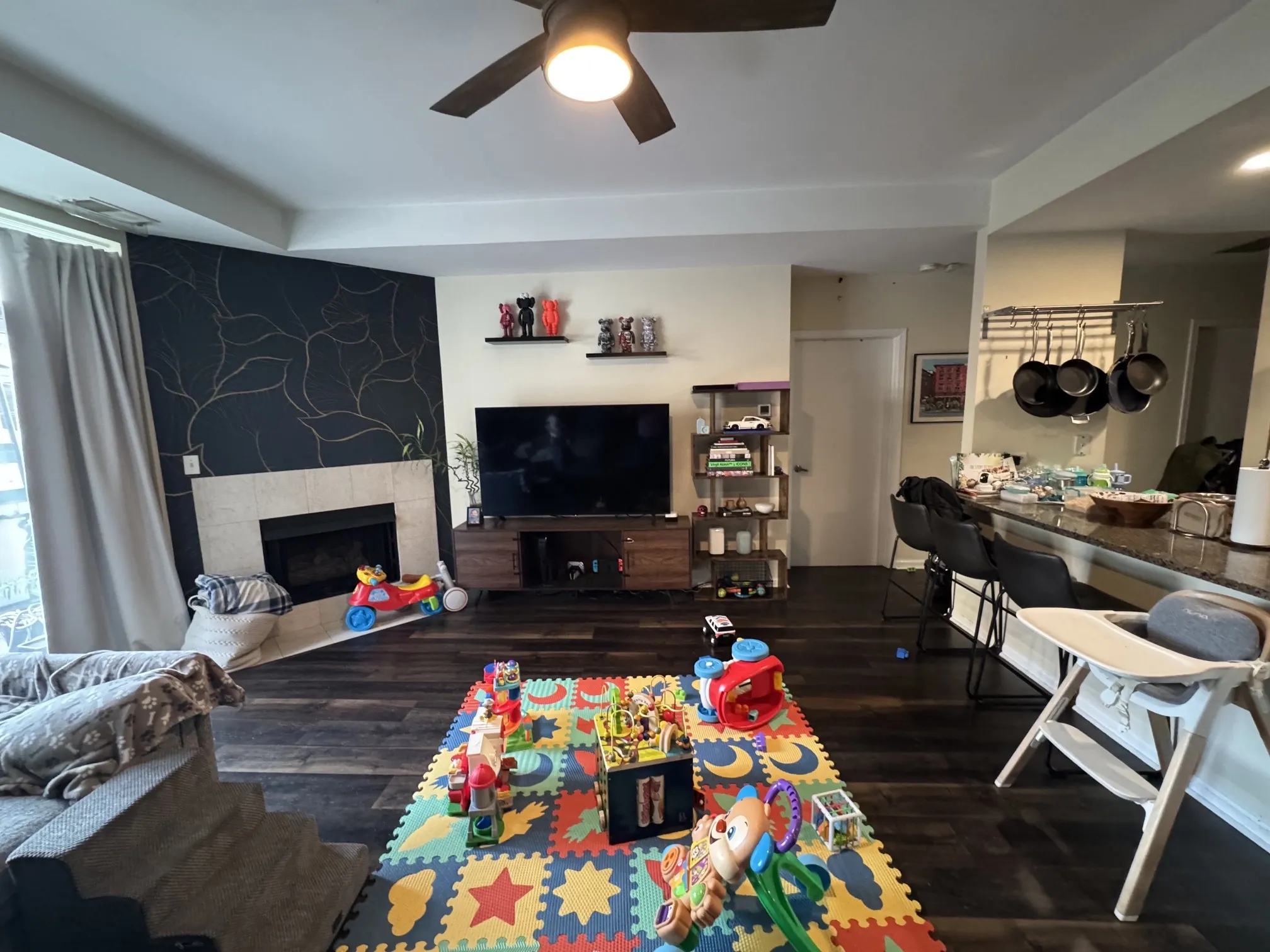 2307 W Wolfram St, ,  60618, USA 60618-unit#214-Chicago-IL