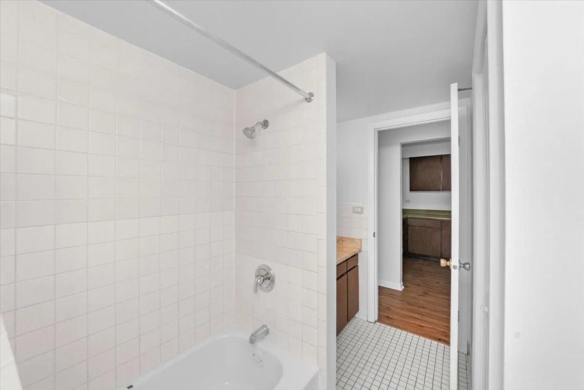 124 W Washington St, , 60073, USA 60073-unit#111-Round Lake-IL